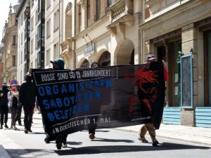 Anarchistische Netzwerk Dresden protest: "Bosse sind so 19. Jahrhundert. Organisieren, Sabotieren, Besetzen.